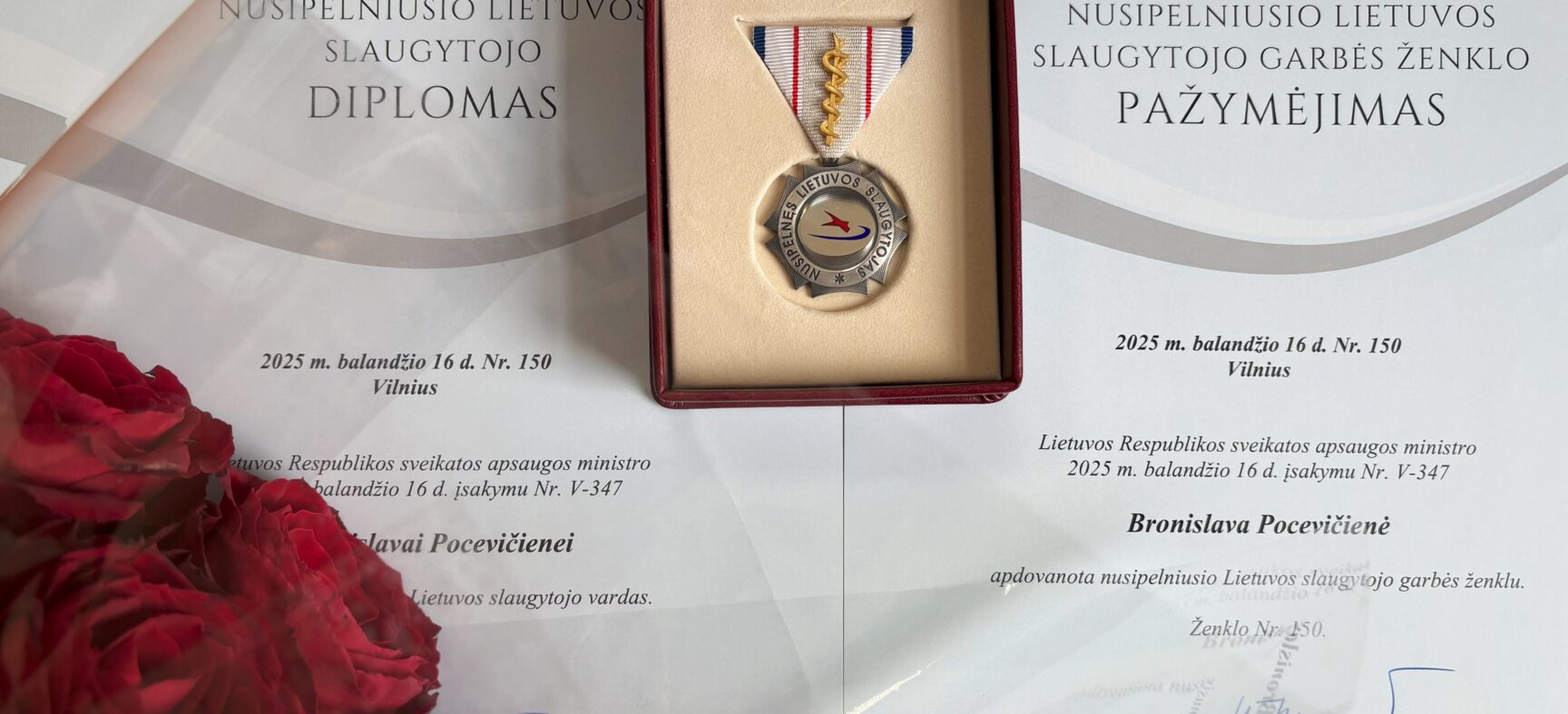 Bendrosios praktikos slaugytoja apdovanota Nusipelniusio Lietuvos slaugytojo diplomu ir Garbės ženklu