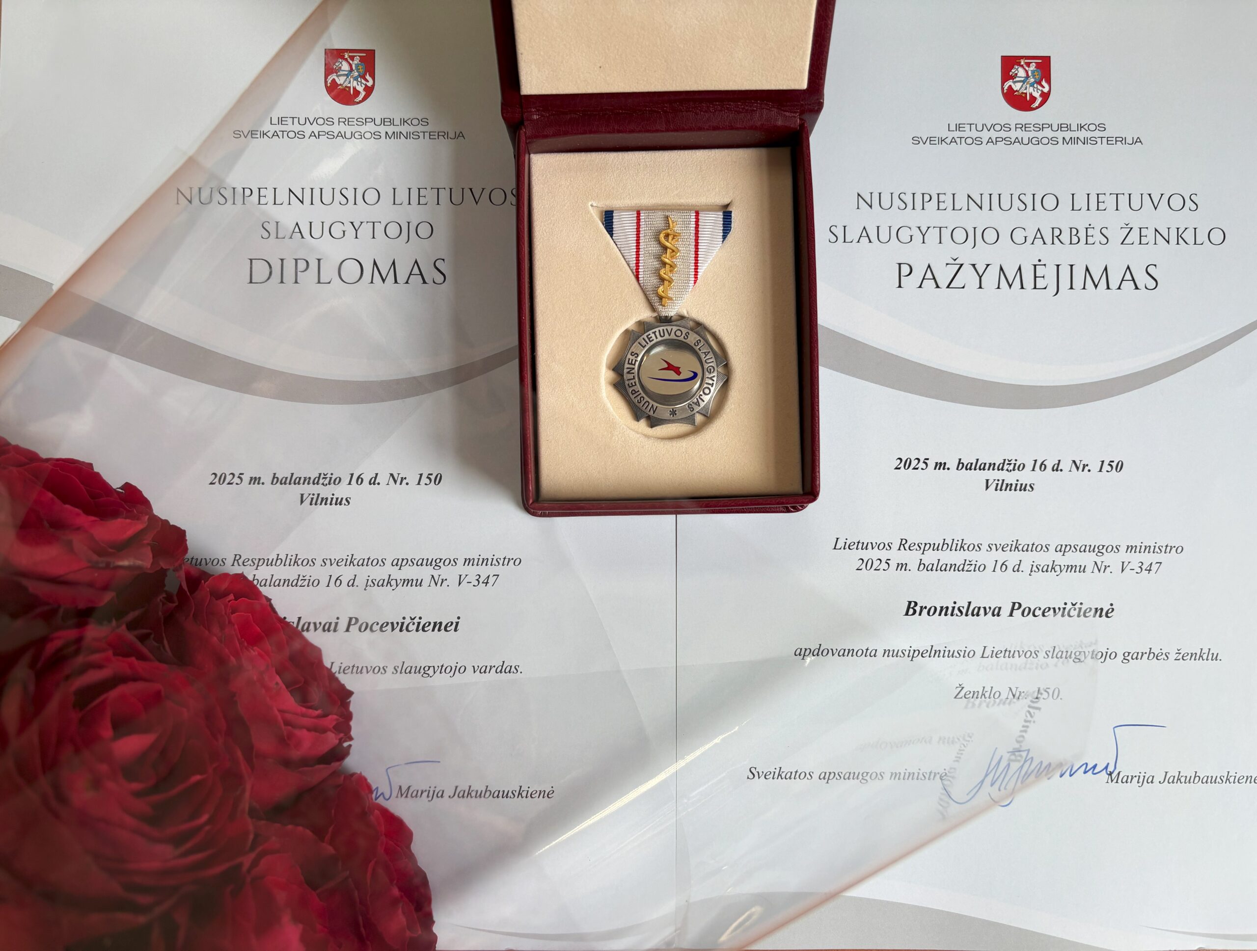 Bendrosios praktikos slaugytoja apdovanota Nusipelniusio Lietuvos slaugytojo diplomu ir Garbės ženklu